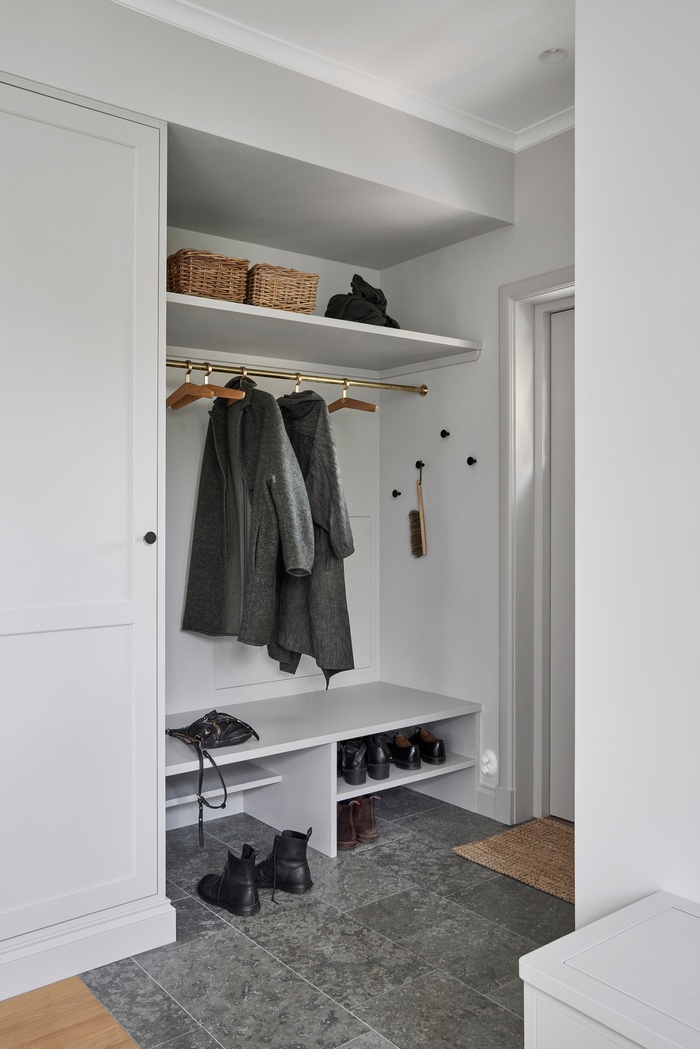 Villa i Ålsten entréplan. Totalrenovering och platsbyggda möbler.