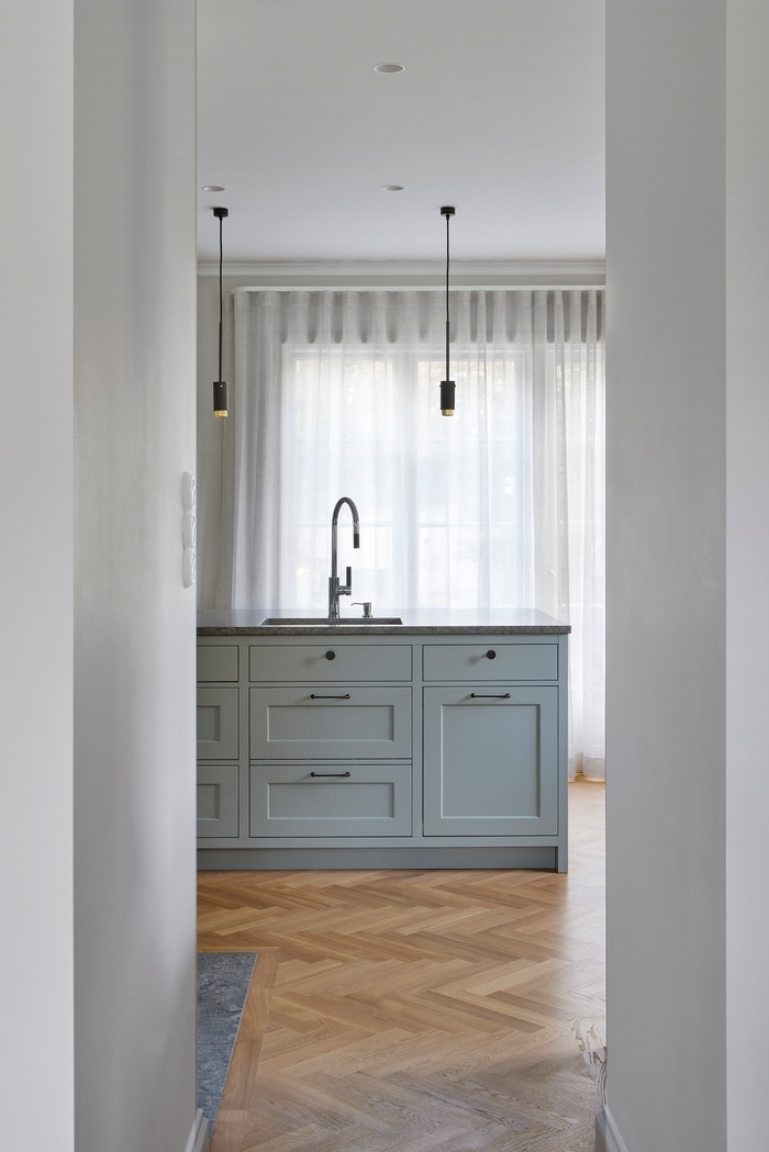 Villa i Ålsten entréplan. Totalrenovering och platsbyggda möbler.