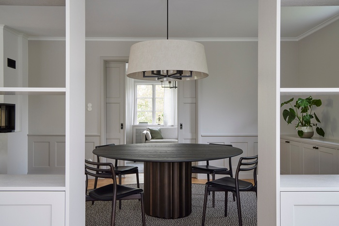 Villa i Ålsten entréplan. Totalrenovering och platsbyggda möbler.