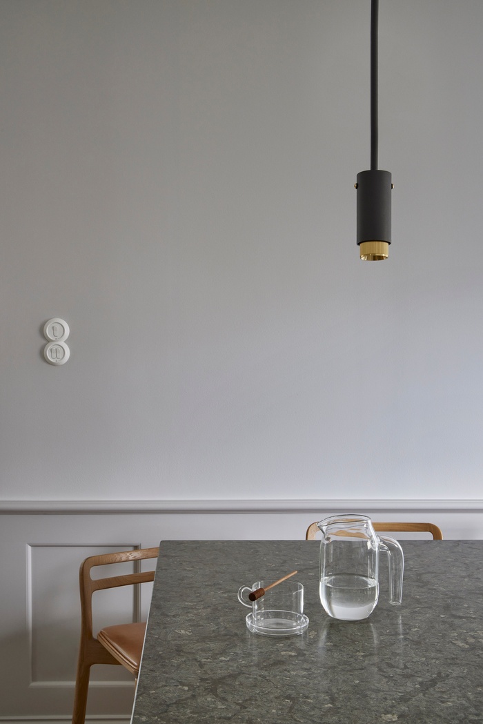 Villa i Ålsten entréplan. Totalrenovering och platsbyggda möbler.
