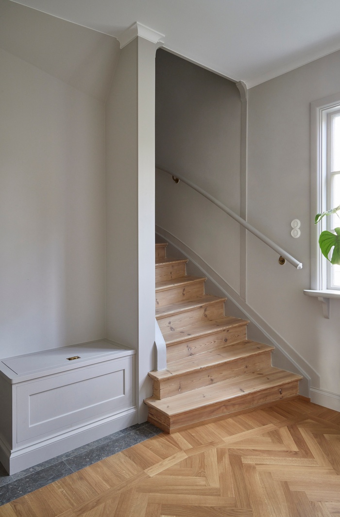 Villa i Ålsten entréplan. Totalrenovering och platsbyggda möbler.