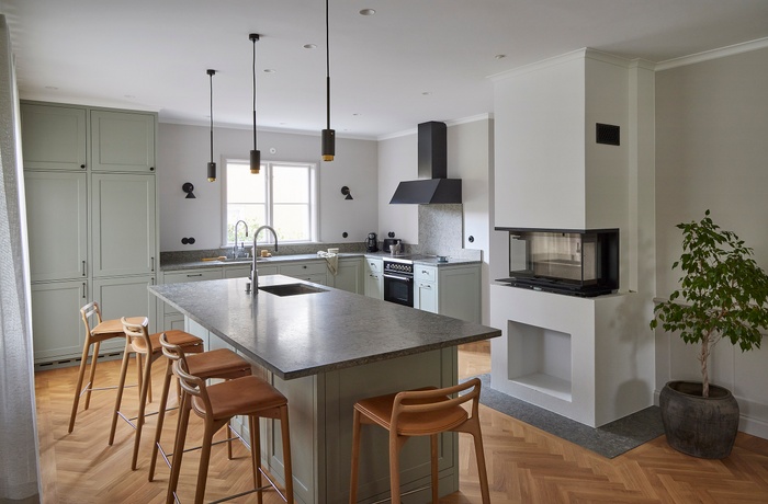 Villa i Ålsten entréplan. Totalrenovering och platsbyggda möbler.