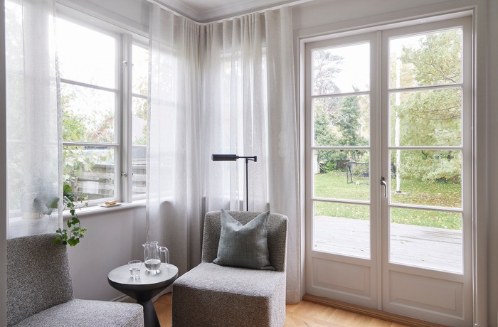 Villa i Ålsten entréplan. Totalrenovering och platsbyggda möbler.