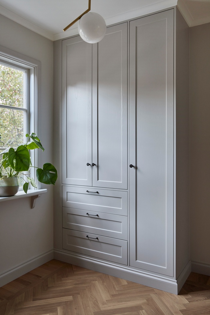 Villa i Ålsten entréplan. Totalrenovering och platsbyggda möbler.