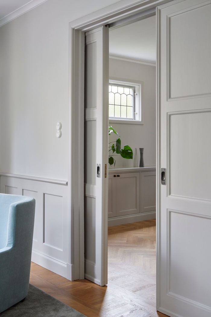 Villa i Ålsten entréplan. Totalrenovering och platsbyggda möbler.